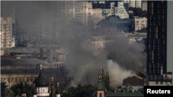 Füst gomolyog egy rakétacsapás után az ukrajnai Kijevben 2022. június 26-án