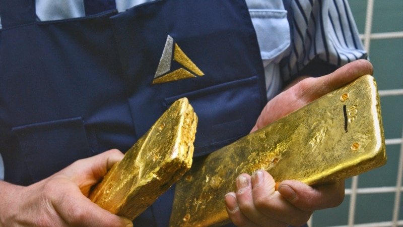 Европейский союз запретил ввозить золото из России и заморозил активы Сбербанка
