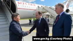 Акылбек Жапаров Санкт-Петербургдун аэропортунда.