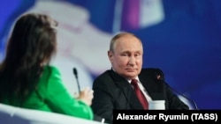 Ресей президенті Владимир Путин Санкт-Петербург халықаралық экономика форумында отыр. 17 маусым 2022 жыл.