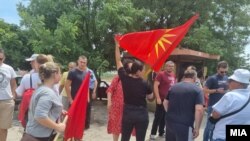 Блокиран регионалниот пат Штип-Велес кај селото Сарамзалино. 