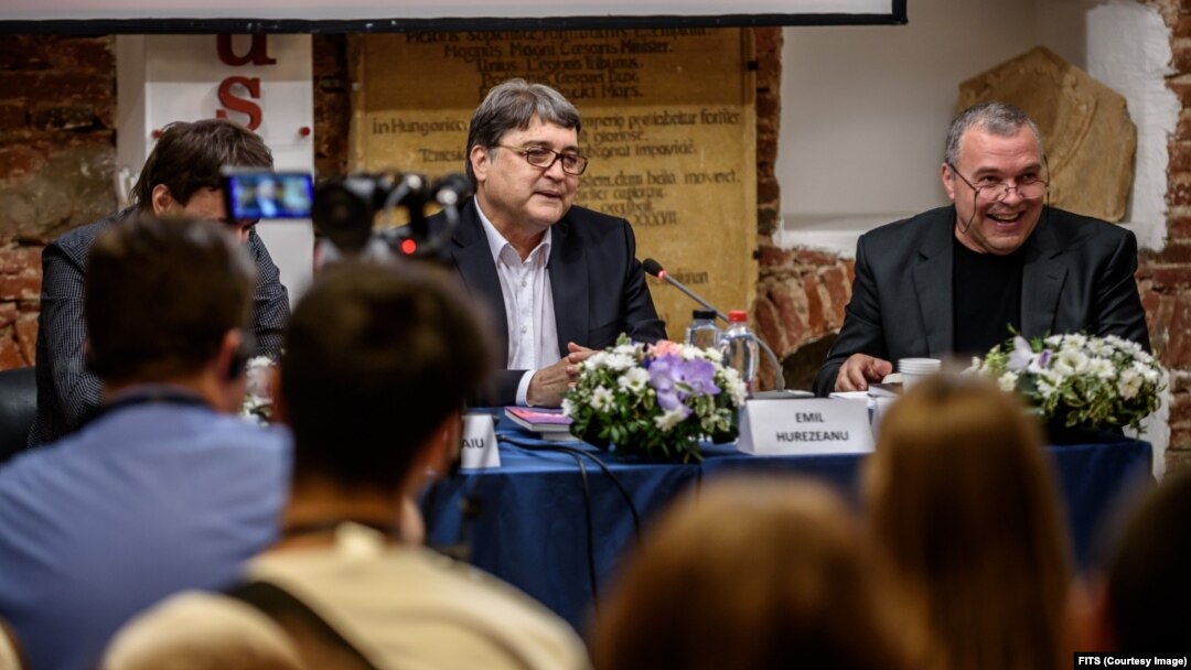Emil Hurezeanu, alături de directorul FITS, Constantin Chiriac, la ediția din 2016. În 2022, Ambasadorul României în Austria descrie Festivalul Internațional de Teatru de la Sibiu drept un „loc de întâlnire a tuturor congruențelor posibile”. 