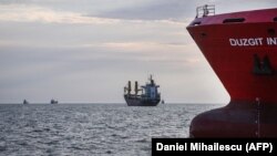 Navele maritime au un pescaj, adâncime până la care nava intră în apă, de până la șapte metri. În acest moment, adâncimea pe Brațul Bâstroe este între doi și trei metri.