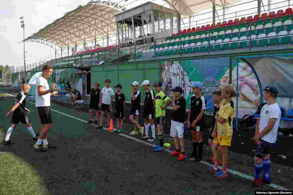 Danilo Kiszil, az Olimp labdarúgóklub edzője és sportigazgatója fiatal játékosoknak tart edzést az irpinyi stadionban. Az edző szerint a gyerekeknek nagyon fontos, hogy újra edzésre járhatnak, mert addig sem a háború borzalmaira figyelnek