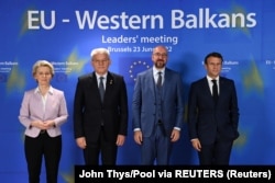 Președintele Comisiei Europene Ursula von der Leyen, președintele președinției Bosniei și Herțegovinei Sefik Dzaferovic, președintele francez Emmanuel Macron și președintele Consiliului European Charles Michel- fotografie înaintea summitului UE.