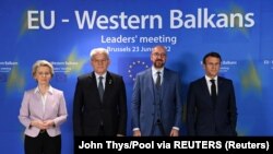 Presidentja e Komisionit Evropian, Ursula von der Leyen, kryetari i Presidencës së Bosnje e Hercegovinës, Shefik Xhaferoviq, presidenti francez, Emmanuel Macron, dhe presidenti i Këshillit Evropian, Charles Michel, Bruksel, 23 qershor 2022.
