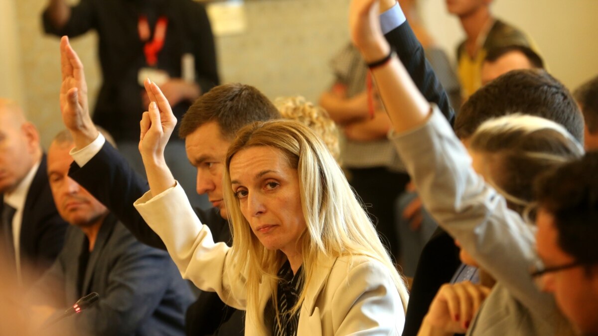 Депутатите от четирите опозиционни партии ГЕРБ, ДПС, “Има такъв народ