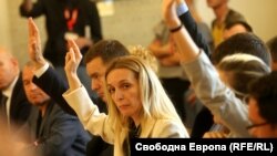 Председателката на външната комисия Венцислава Любенова гласува против отлагане на заседанието