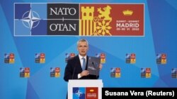 Generalni sekretar NATO-a Jens Stoltenberg pokazuje strateški dokument tokom konferencije za novinare na samitu u Madridu, 29. juni 2022.