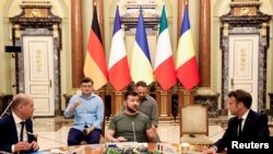 Presidenti ukrainas Volodymir Zelensky (në qendër) bashkë me Presidenti francez Emmanuel Macron dhe kancelarin gjerman Olaf Scholz. Foto nga arkivi.