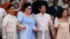 Bivša prva dama Filipina Imelda Marcos drži za ruku sina Ferdinanda Marcosa mlađeg uz ostale članove porodice na predsjedničkoj inauguraciji