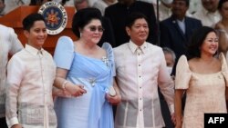 Bivša prva dama Filipina Imelda Marcos drži za ruku sina Ferdinanda Marcosa mlađeg uz ostale članove porodice na predsjedničkoj inauguraciji