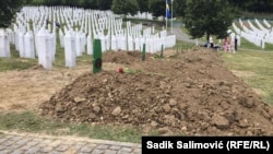 У 27-му річницю геноциду в Сребрениці останки 50 нещодавно ідентифікованих жертв поховані на кладовищі меморіального центру у селі Потакарі, де вже було 6671 могила жертв. Боснія і Герцеговина. 11 липня 2022 року