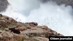 Скриншот видео момента обрушения ледника в ущелье Джууку. 