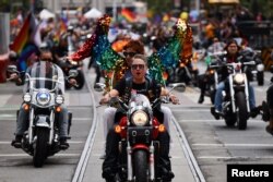 Ljudi voze motore dok učestvuju na paradi ponosa u San Francisku, Kalifornija, SAD, 26. juna 2022.