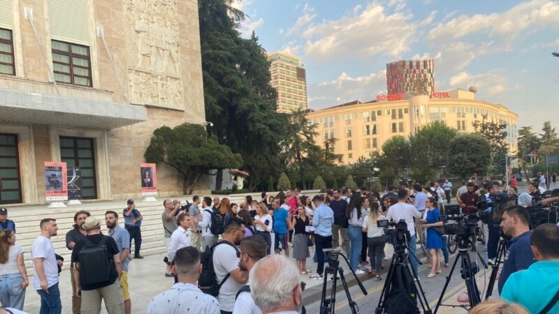 Gazetarët në Shqipëri bëjnë thirrje për bojkot të konferencave të Ramës