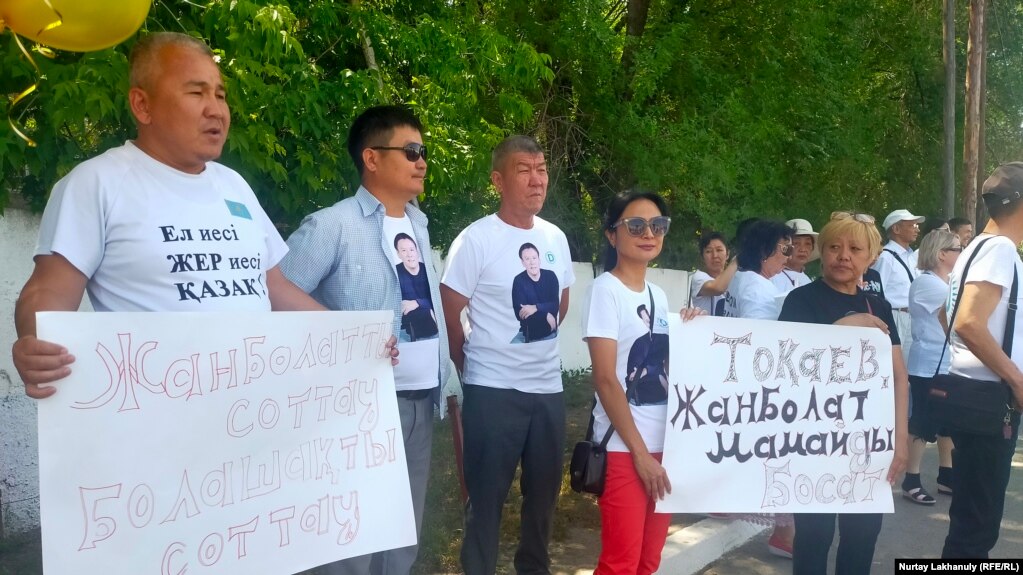 Сторонники 34-летнего Жанболата Мамая, казахстанского оппозиционера, находящегося в тюрьме, пришли поздравить его с днем рождения. Алматы, 15 июня 2022 года