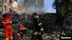Рятувальники розбирають завали школи, Харків, 4 липня 