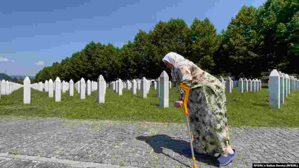 ЕУ -&nbsp;Високиот претставник на Европската унија за надворешна политика и безбедност, Жозеп Борел и европскиот комесар за проширување и соседска политика, Оливер Вархеји, во заедничка изјава наведоа дека Европа не заборави што се случи во Сребреница, како и сопствената одговорност што не можела да го спречи и запри геноцидот. &bdquo;Европа потфрли во Сребреница и ние се соочуваме со сопствениот срам&ldquo;, изјавија европските претставници.