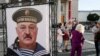 Плякат з выявай Лукашэнкі на выставе Ўладзімера Цэсьлера ў цэнтры Вільні 