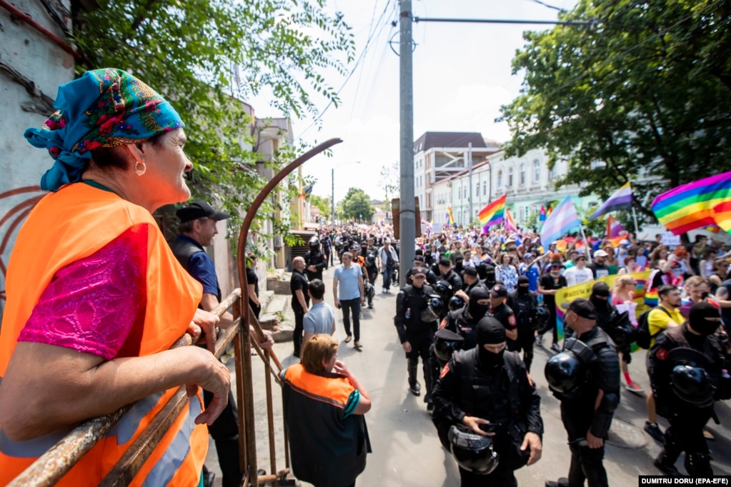 Marshimi i komunitetit LGBT në Kishinjev të Moldavisë, më 19 qershor.