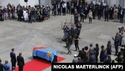 Ceremonija predaje u Briselu. Belgijski premijer Aleksander de Kro (levo) i premijer Demokratske Republike Kongo Žan-Mišel Sama Lukonde na ceremoniji predaje zuba ubijenog lidera nezavisnog Konga Patrisa Lumumbe, Brisel, 20. jun 2022. 