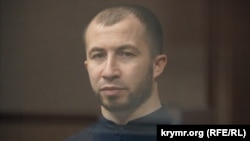 İsmet İbragimov, «qırımlı musulmanlar davasının» mabüsi Rostov-na-Donu Cenübiy okrugınıñ arbiy mahkeme oturışuvında, 2022 senesi iyül ayı