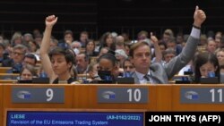 Szavazás az Európai Unió Parlamentjében az EU kibocsátáskereskedelmi rendszerének felülvizsgálatáról 2022. június 22-én, Brüsszelben