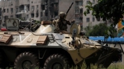 Російський військовий на вулицях зруйнованої і окупованої Попасної. Луганщина, літо 2022 року