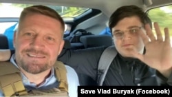 Перші хвилини зустрічі Олега Буряка із сином Владиславом після звільнення із заручників