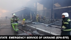 Рятувальники гасять пожежу в торговельно-розважальному центрі в Кременчуку, 27 червня 2022 року