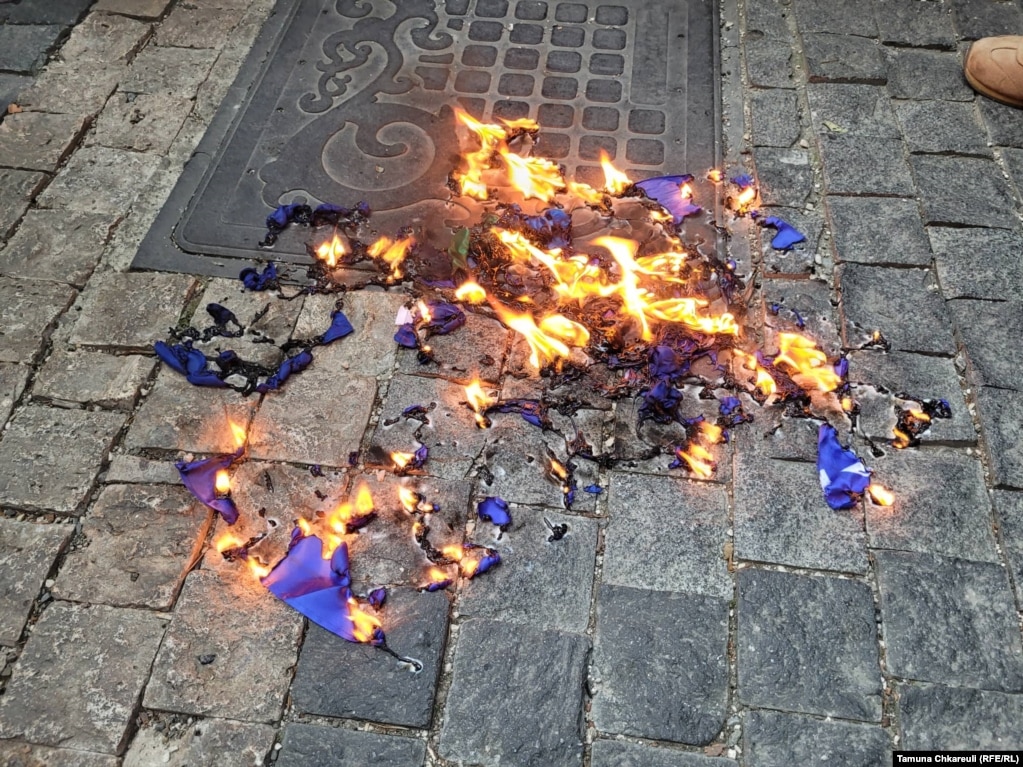 Steag al UE ars în fața reprezentanței din Tbilisi al organizației cu ocazia unei tentative de Gay Pride, în iulie 2022.