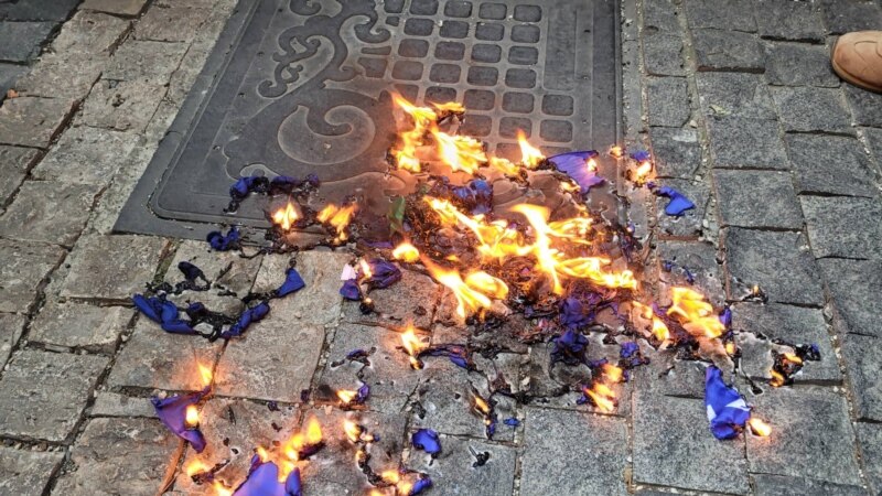 Члены гомофобных группировок сожгли флаг Евросоюза возле представительства ЕС в Грузии