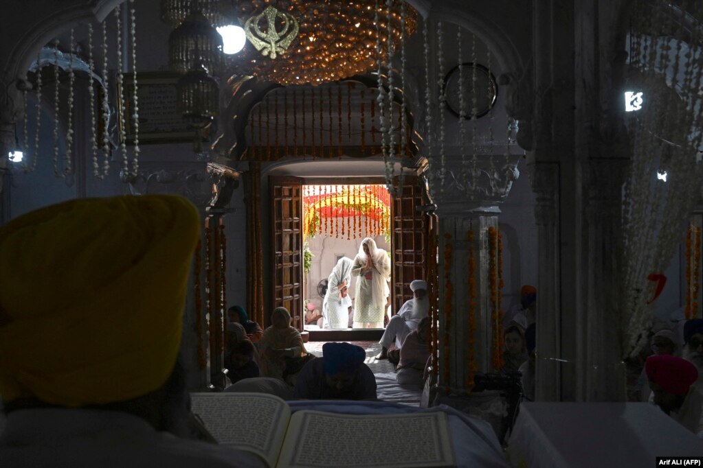 Pelegrinët Sikhi mblidhen për të përkujtuar 183-vjetorin e vdekjes së Ranjit Singh, maharaja e parë e perandorisë Sikh, në Gurdwara Dera Sahib në Lahore, më 29 qershor.