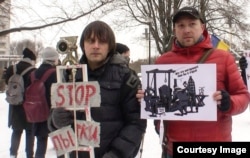 Алексей Сергеев (слева) на акции против пыток