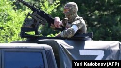 Россия армиясига қарашли Z белгили машинада ўтирган ҳарбий (иллюстратив сурат)