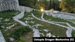 Uništena većina spomen-ploča na Partiznaskom groblju u Mostaru, 14. juni 2022. 