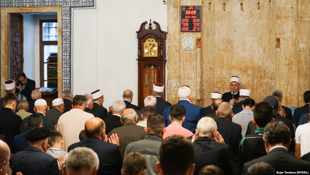Besimtarët duke falur Kurban Bajramin në Xhaminë e Madhe në Prishtinë.