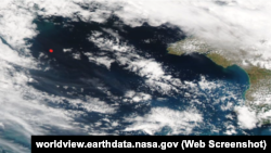 Пожар на снимке NASA отображается красной точкой