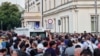 Миналата седмица спонтанен масов протест обгради парламента заради новосформираното парламентарно мнозинство на ГЕРБ, ДПС, "Възраждане" и "Има такъв народ", което отстрани от поста председателя на Народното събрание Никола Минчев.