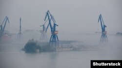 La Giurgiu, pe Dunăre, nu există nicio macara plutitoare pentru a descărca cărbunele aprins de pe barje. (Imagine generică)