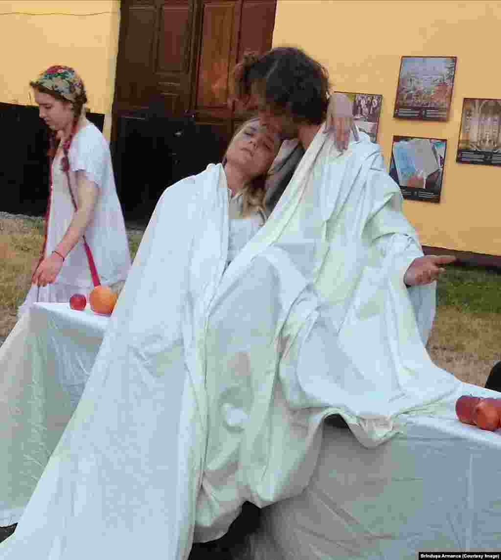 Scenografia realizată de studenții UNATC a conferit autenticitate spectacolului