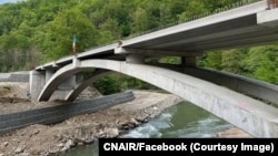 Un pod care traversează o porțiune a râului Jiu a fost abandonat de constructor. Este povestea mai multor lucrări de infrastructură de acest fel din România. 