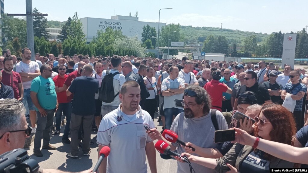 Igor Anđić, predstavnik radnika Fijata u pregovorima sa Vladom Srbije, daje izjave na protestu ispred fabrike, leto 2022.