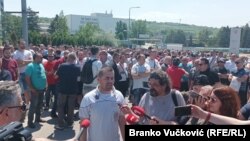 Igor Anđić, predstavnik radnika Fijata u pregovorima sa Vladom Srbije, daje izjave na protestu ispred fabrike, leto 2022.