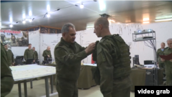 Міністр оборони Росії Шойгу нагороджує солдатів