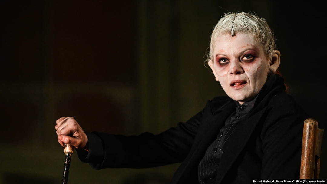 Pentru rolul Mefisto din producția Faust, de Silviu Purcărete a Teatrului Național „Radu Stanca“ din Sibiu, Ofelia Popii a primit premiul UNITER pentru cea mai bună interpretare feminină într-un rol principal. De 15 ani, spectacolul se joacă în România și în lume cu casa închisă.