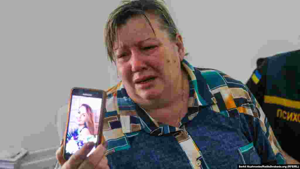Людмила Бригадиренко показує на телефоні фото 22-річної доньки Тетяни, яка зникла безвісти після ракетного удару по ТРЦ&nbsp;