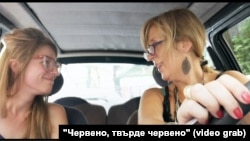 Кадър от филма на Божина Панайотова (ляво) "Червено, твърде червено". Вдясно е нейната майка Милена Макариус, авторка на "Досието Жана".