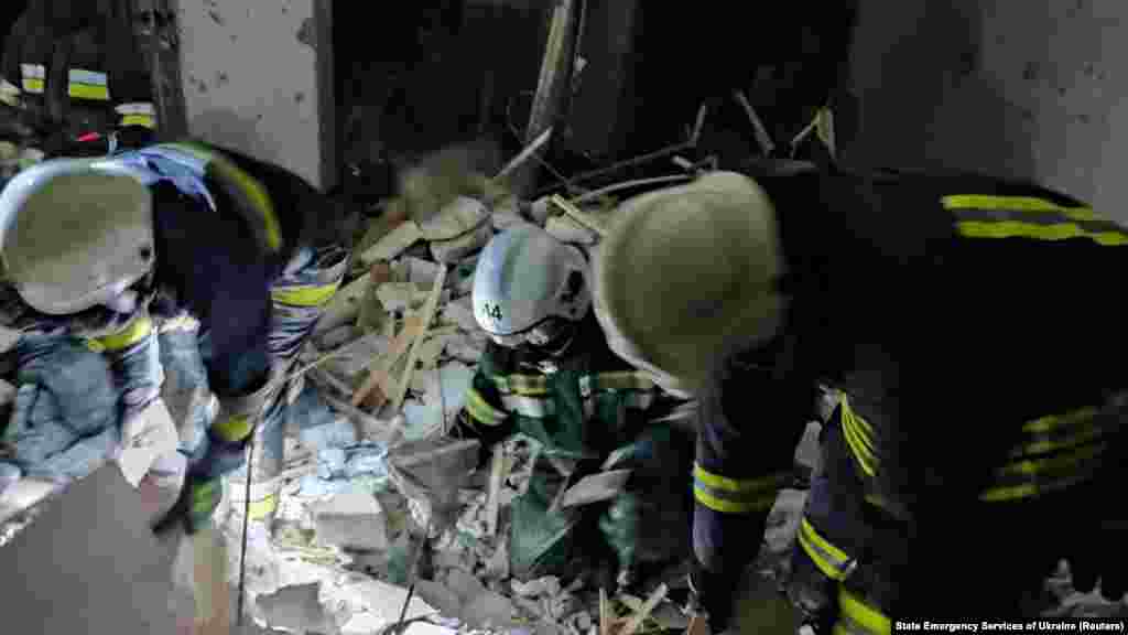 Akcija spašavanja preživjelih u stambenoj zgradi pogođenoj u ruskom napadu.